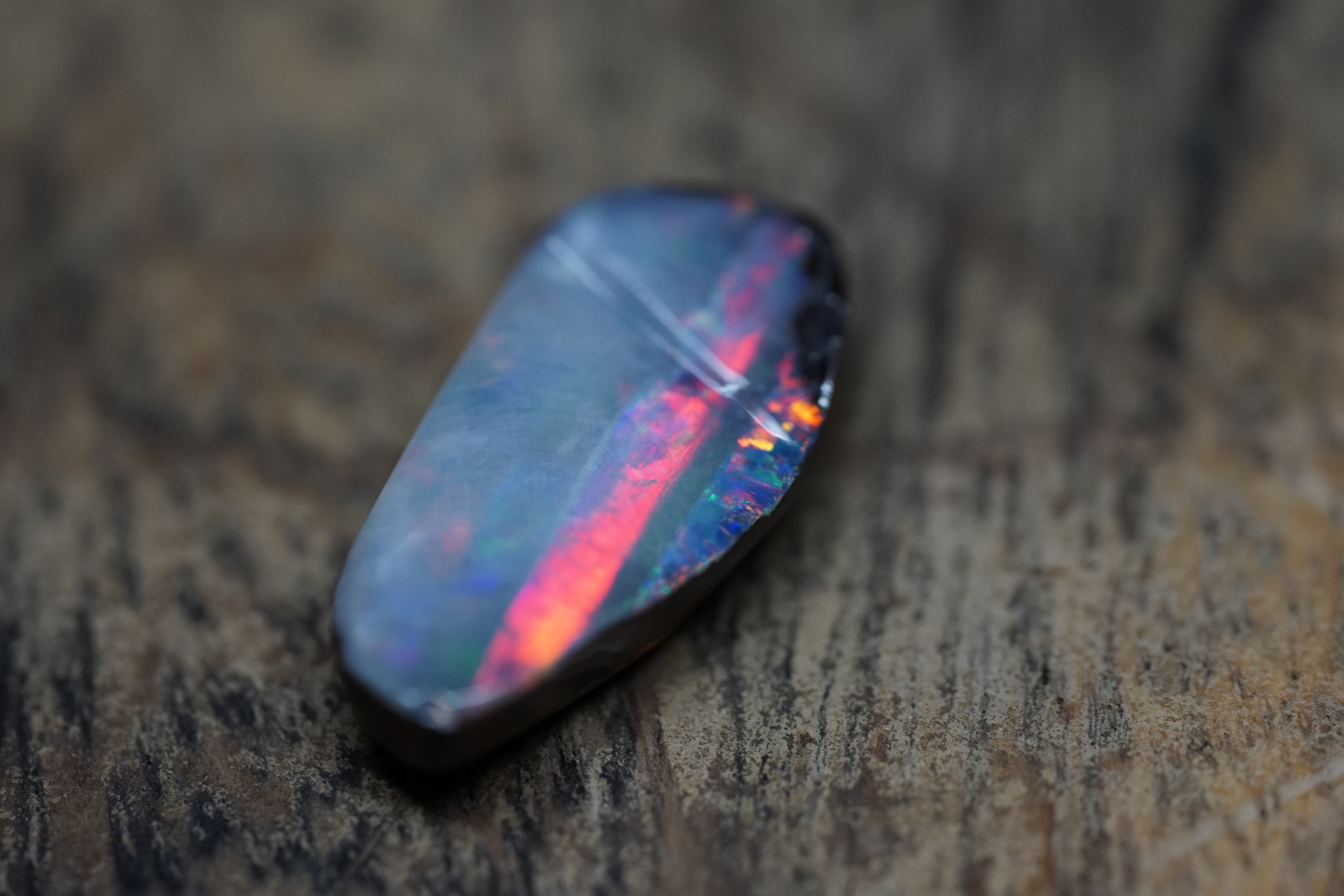 Boulder Freeform with Red Stripe - 9 Carats 0099