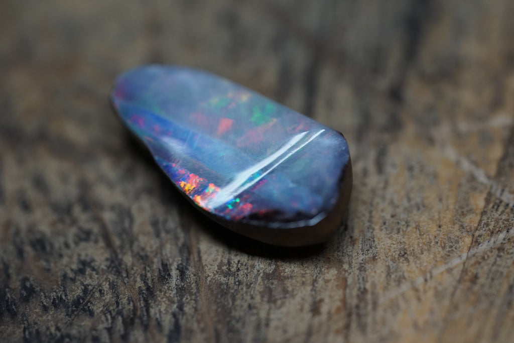 Boulder Freeform with Red Stripe - 9 Carats 0099