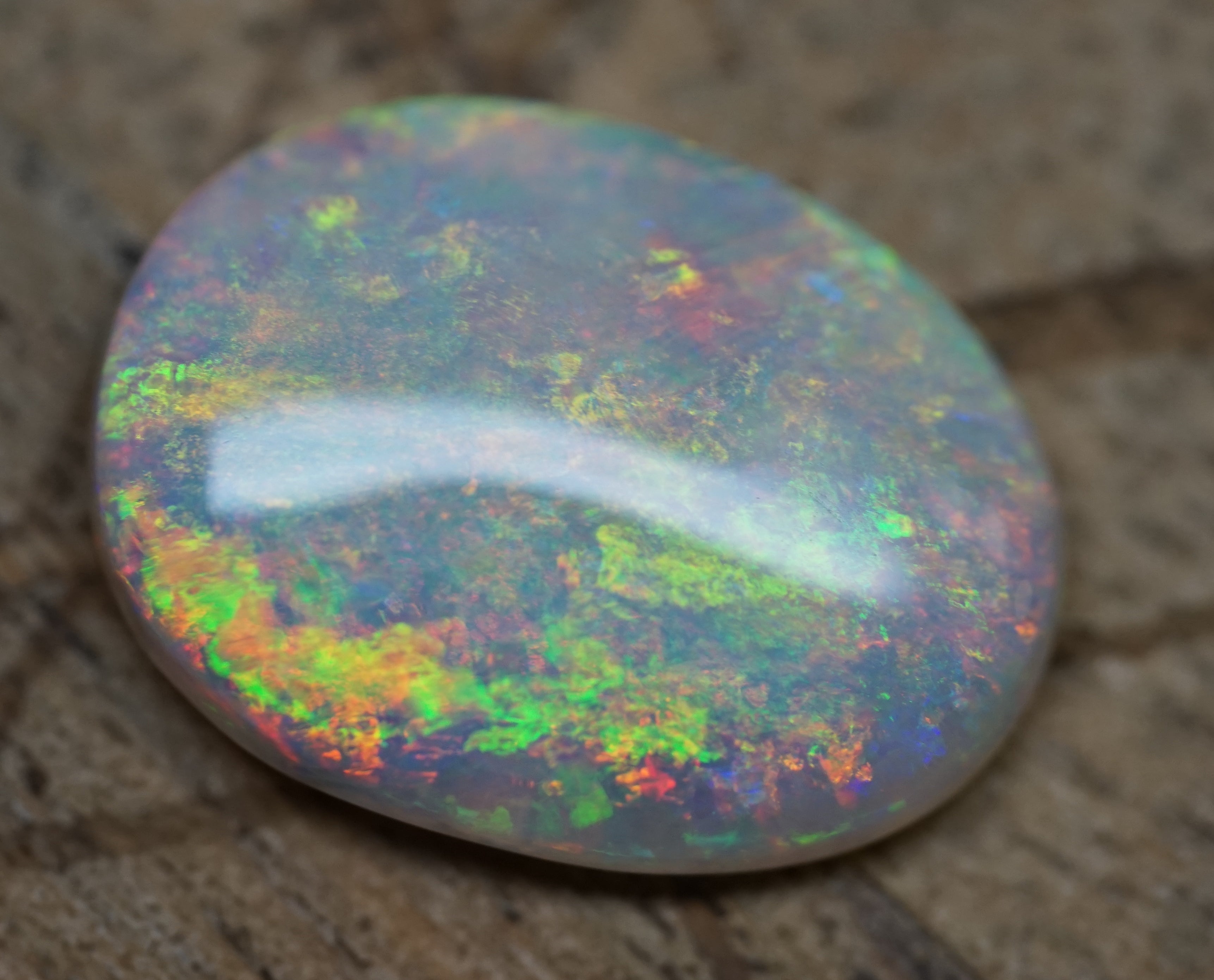 Bright Golden Oval with Red Hues - 5.4 Carats. 0010