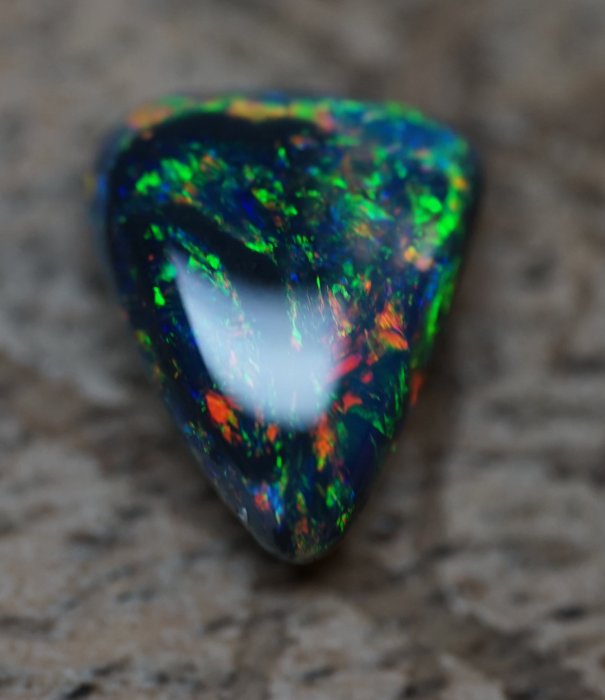 Black Opal - Lightning Ridge - 1.9 Carats. 0008
