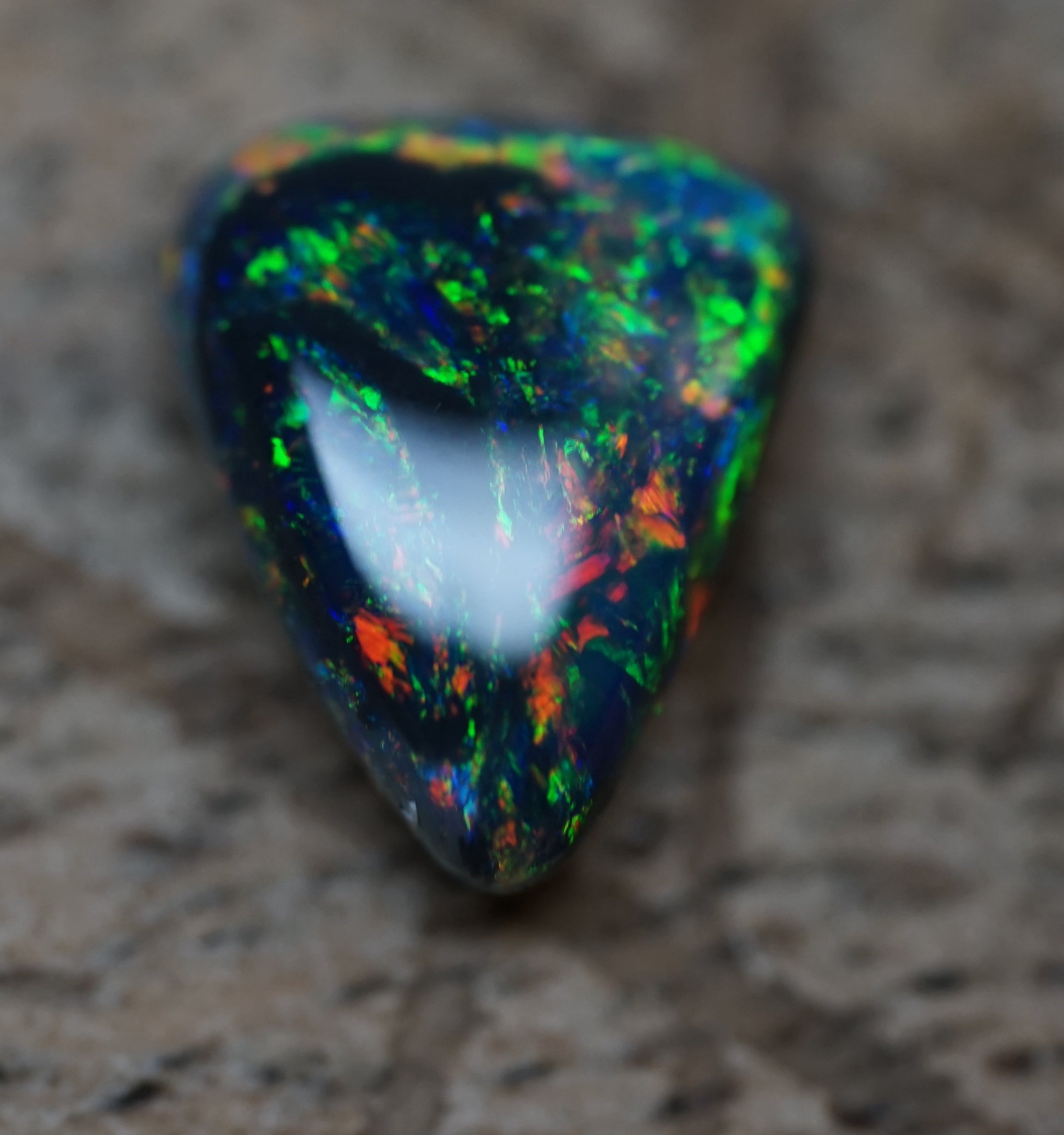 Black Opal - Lightning Ridge - 1.9 Carats. 0008