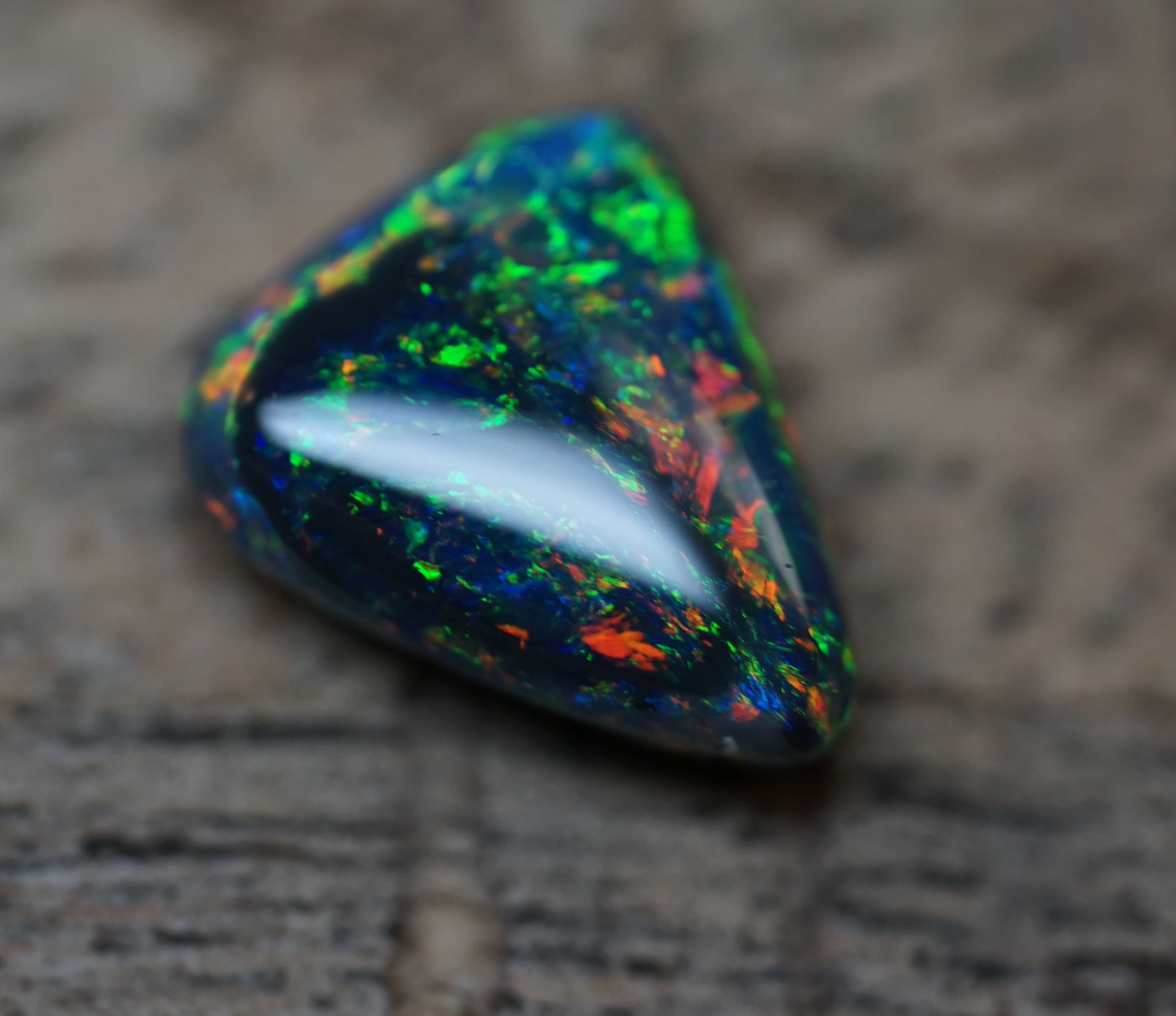 Black Opal - Lightning Ridge - 1.9 Carats. 0008