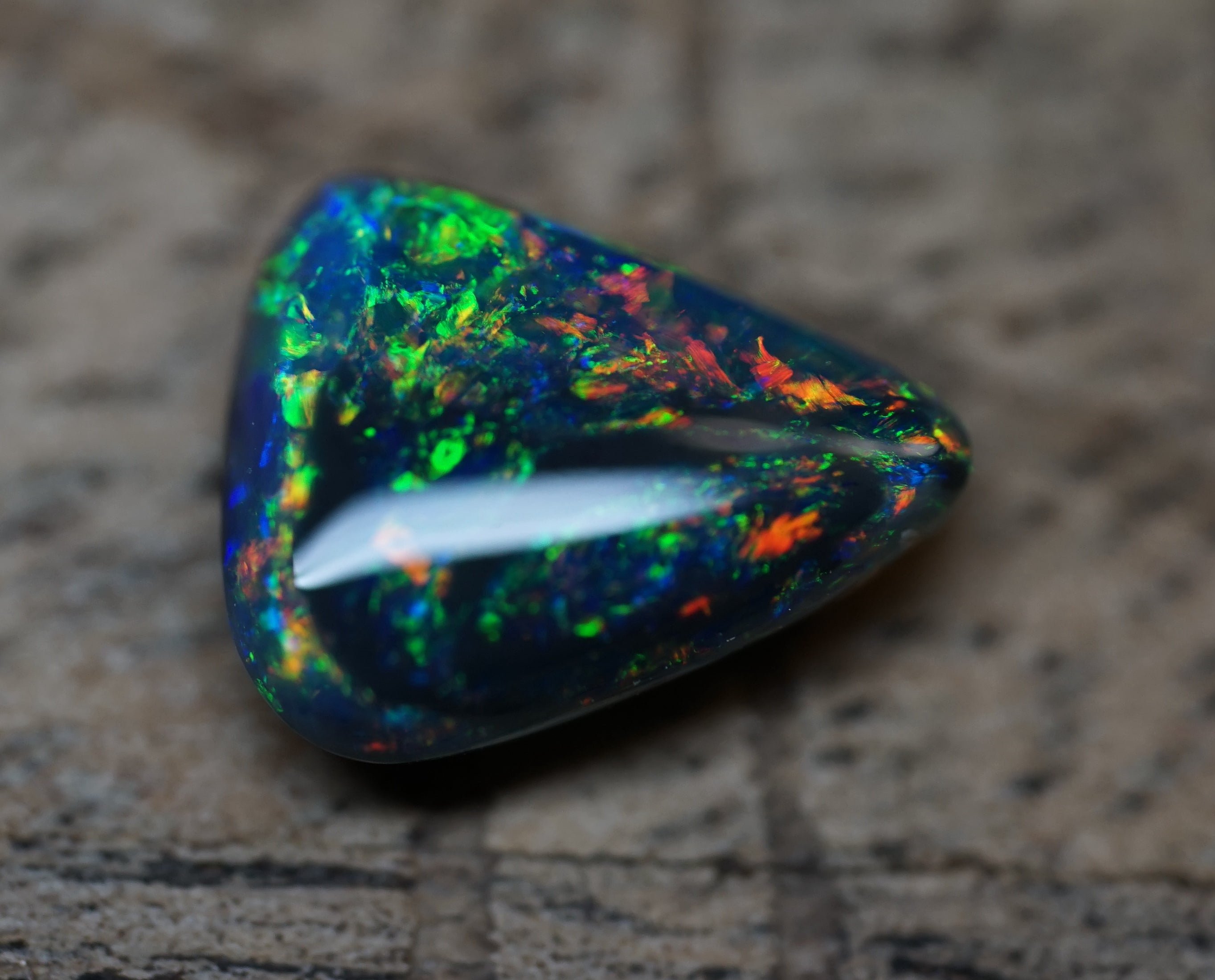 Black Opal - Lightning Ridge - 1.9 Carats. 0008