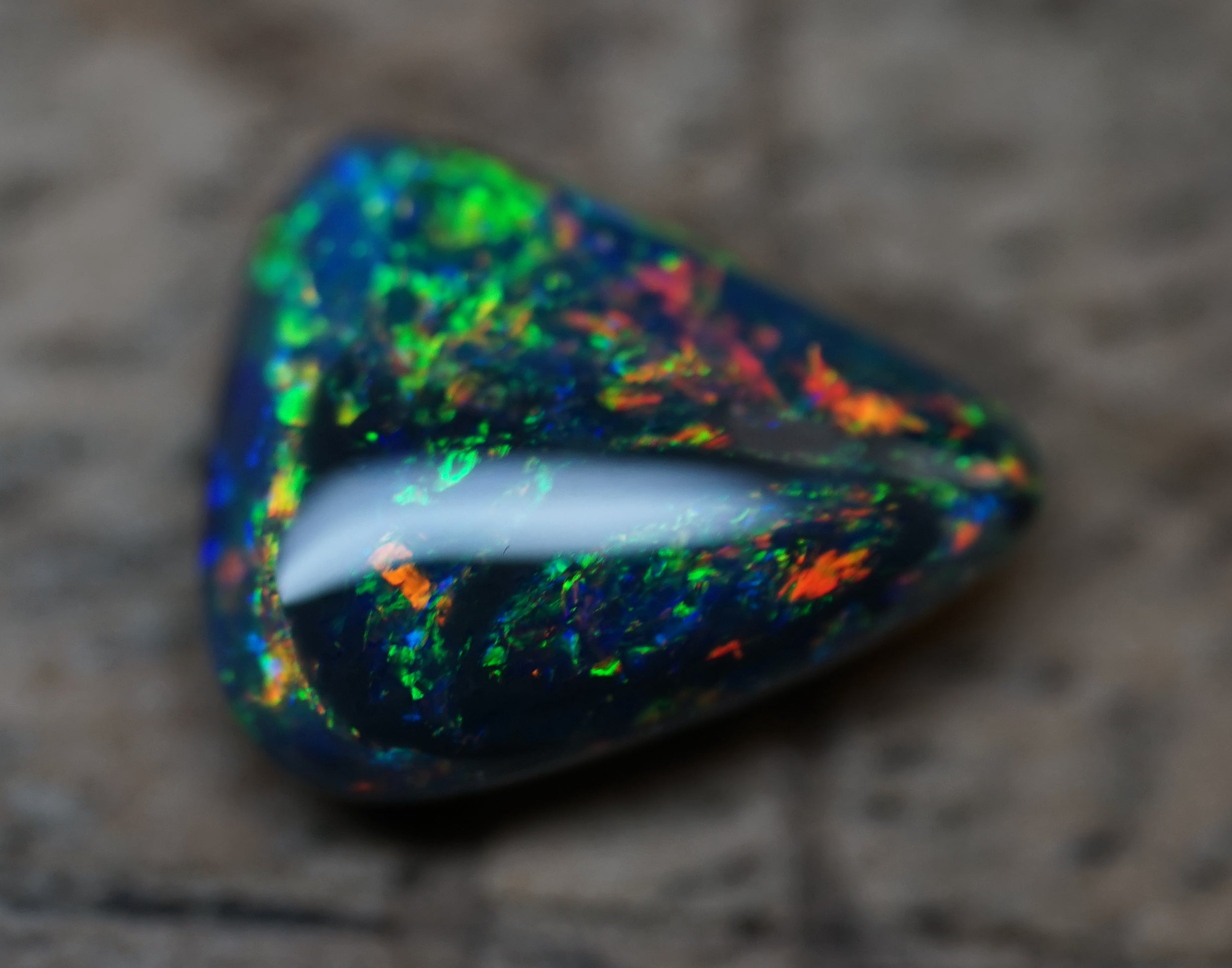 Black Opal - Lightning Ridge - 1.9 Carats. 0008