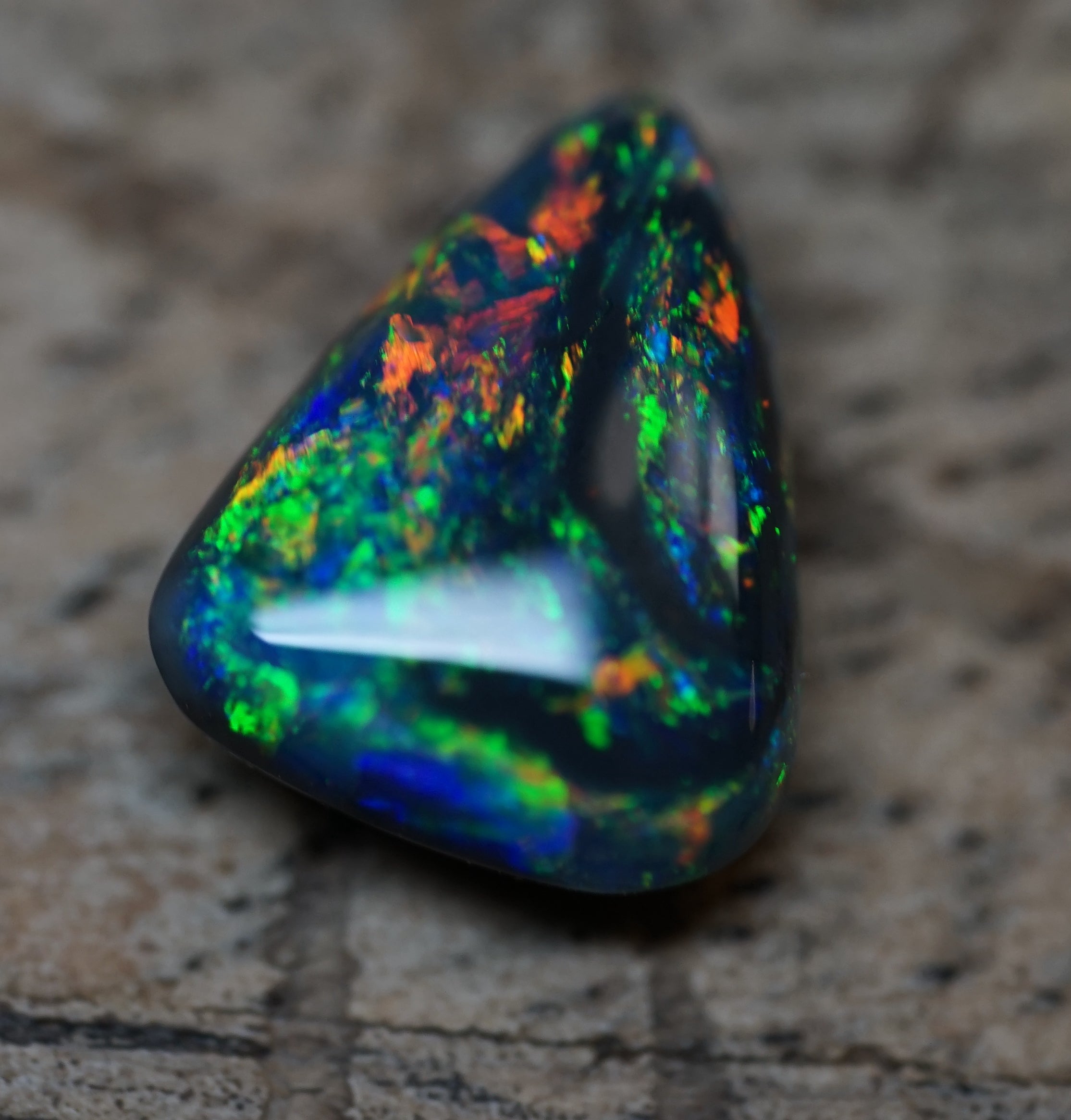Black Opal - Lightning Ridge - 1.9 Carats. 0008