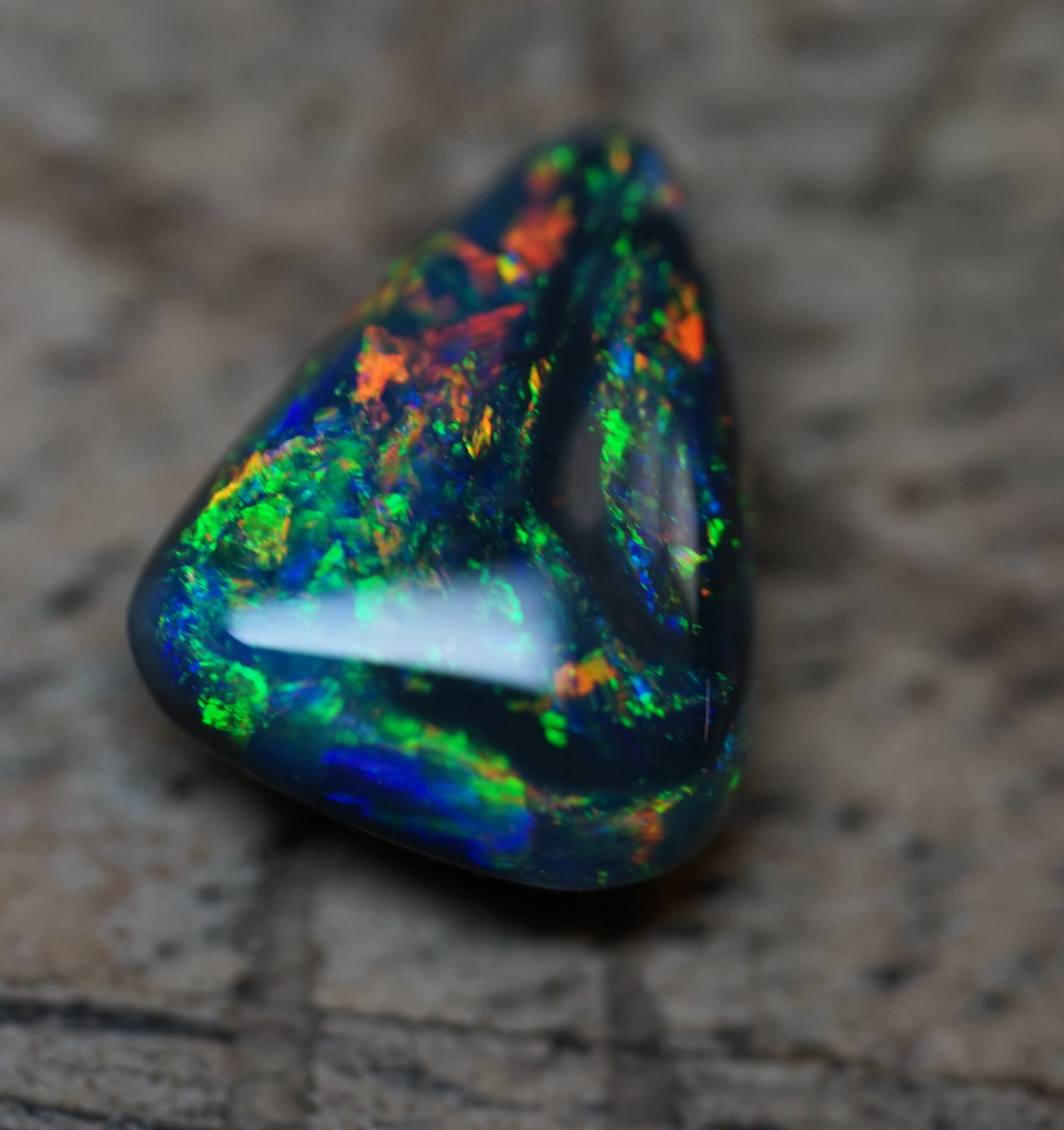 Black Opal - Lightning Ridge - 1.9 Carats. 0008