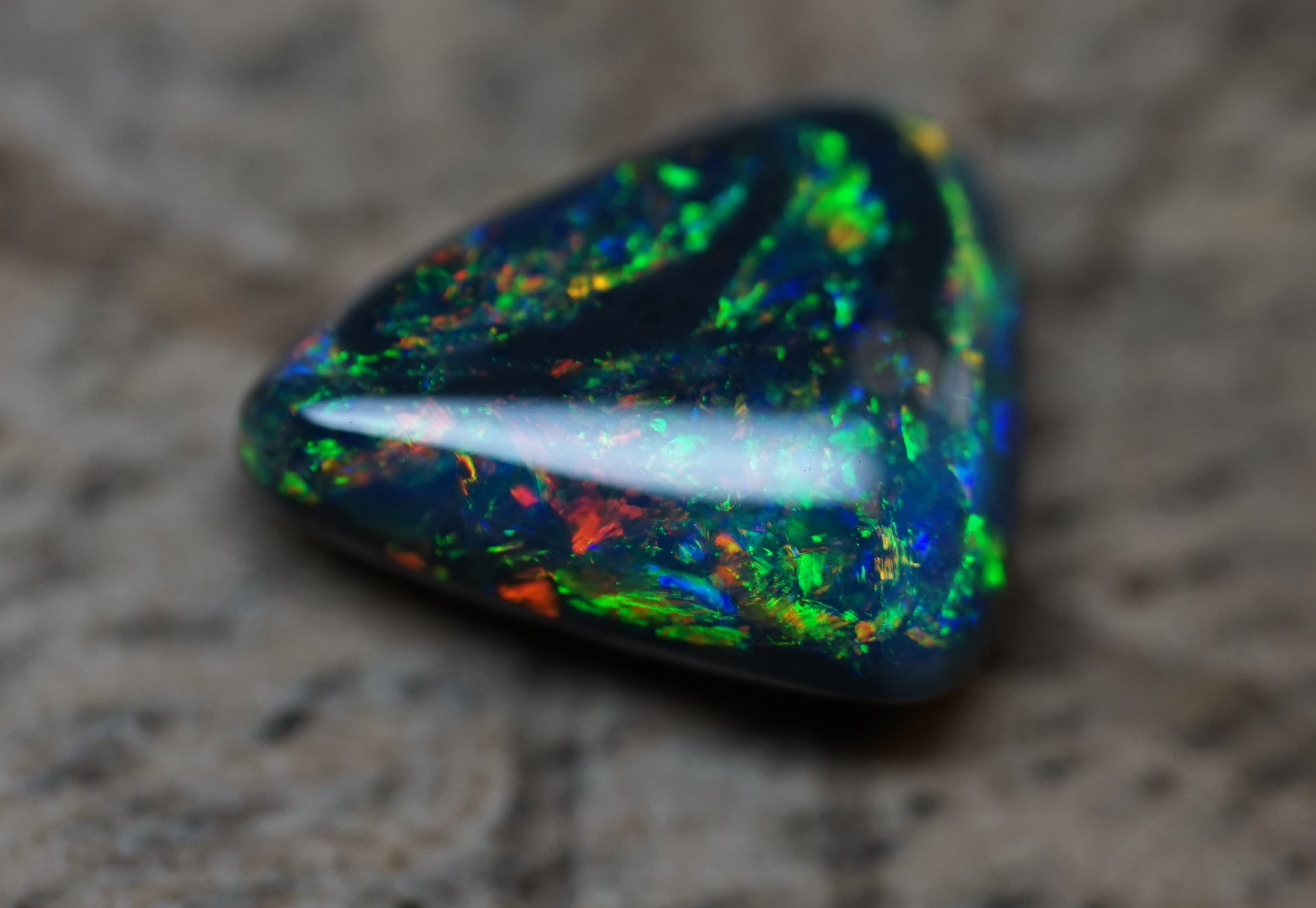 Black Opal - Lightning Ridge - 1.9 Carats. 0008