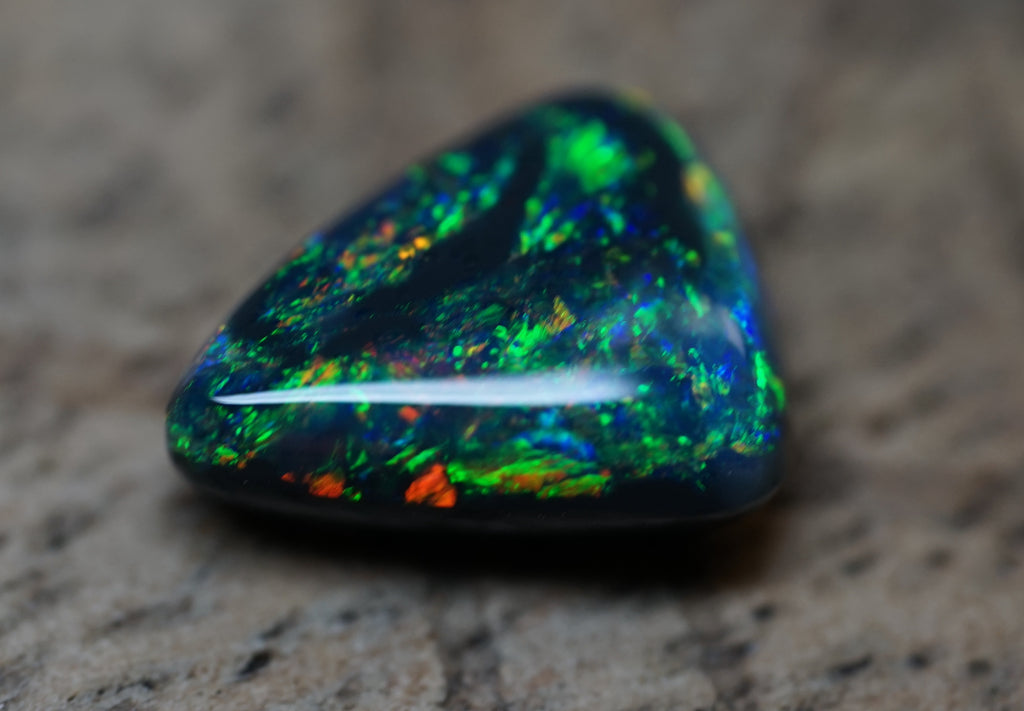 Black Opal - Lightning Ridge - 1.9 Carats. 0008