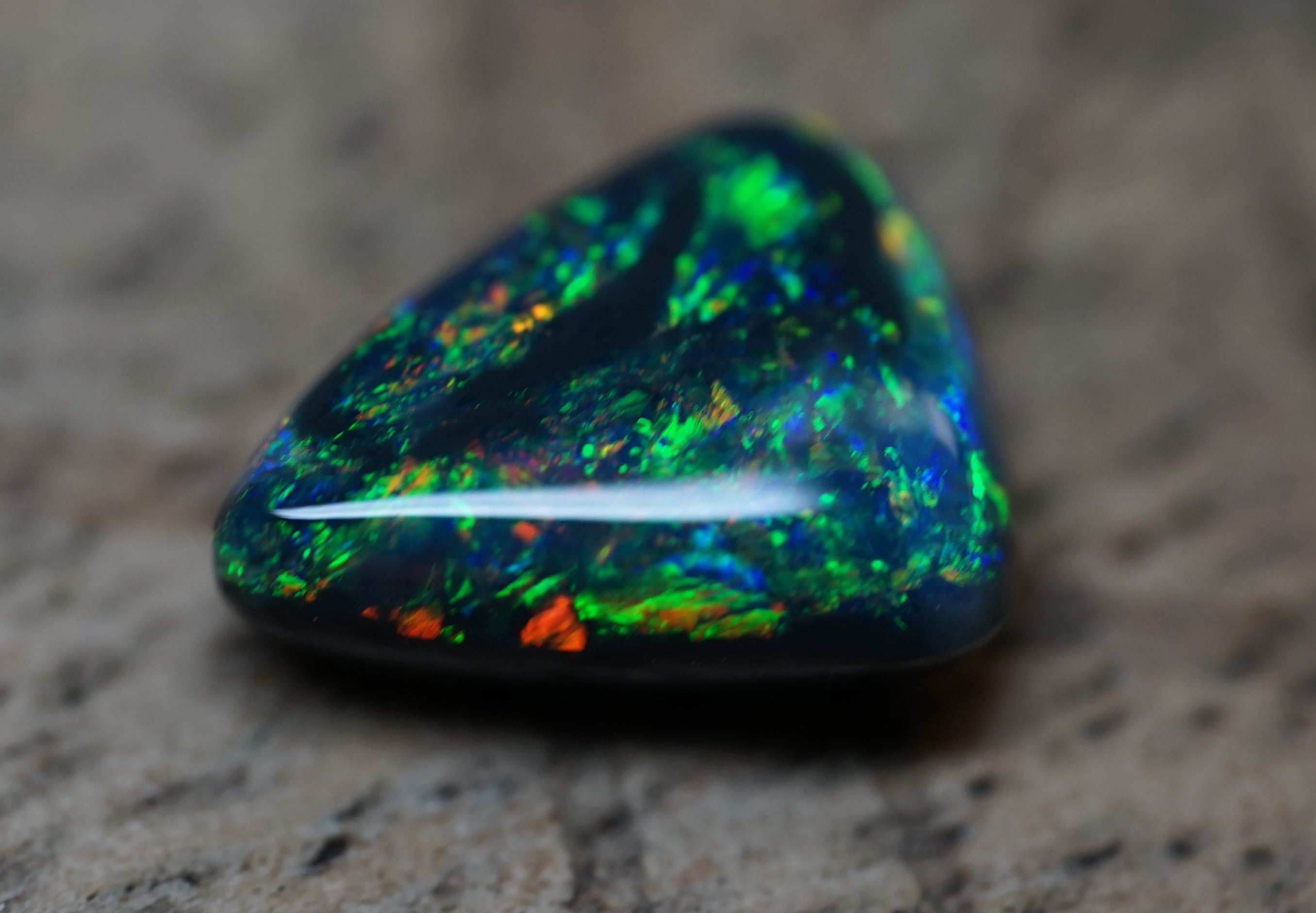 Black Opal - Lightning Ridge - 1.9 Carats. 0008
