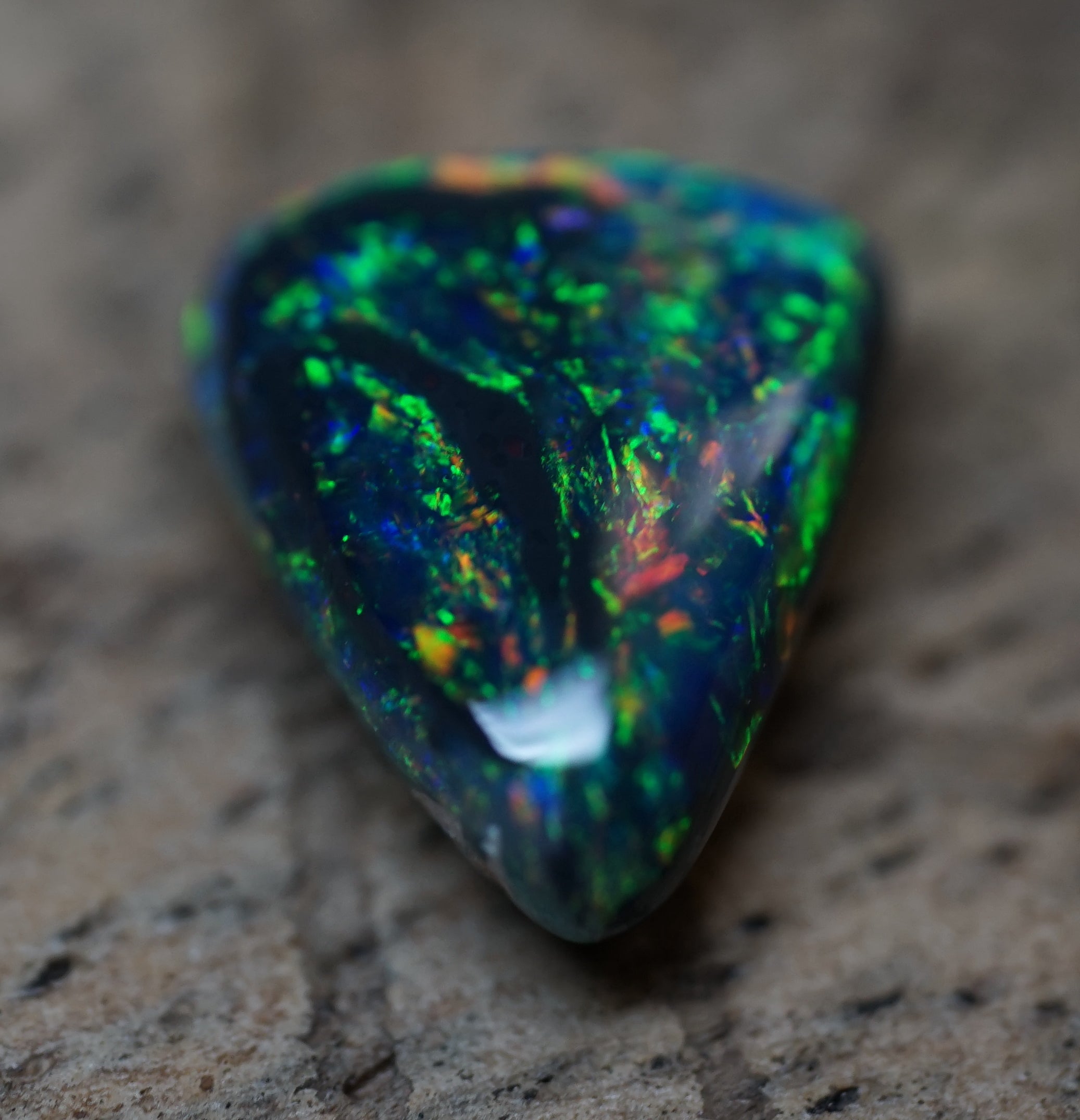 Black Opal - Lightning Ridge - 1.9 Carats. 0008