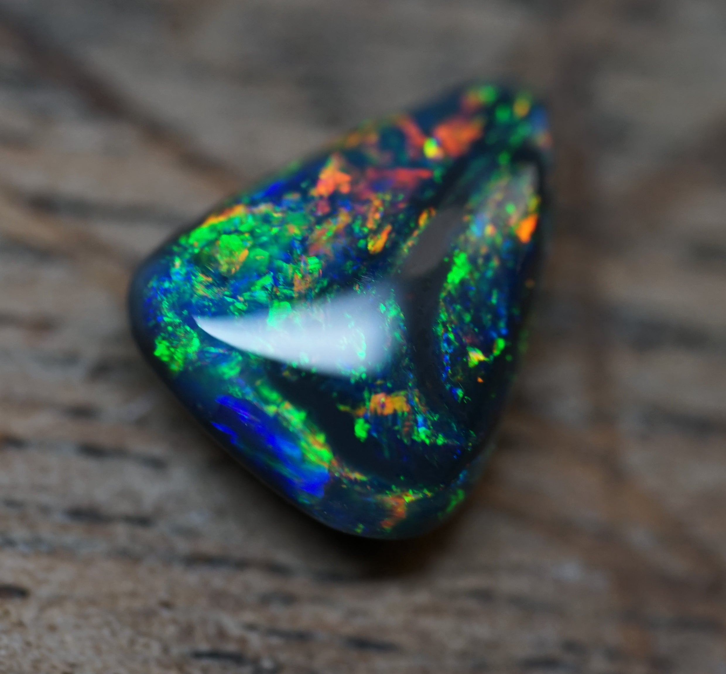 Black Opal - Lightning Ridge - 1.9 Carats. 0008