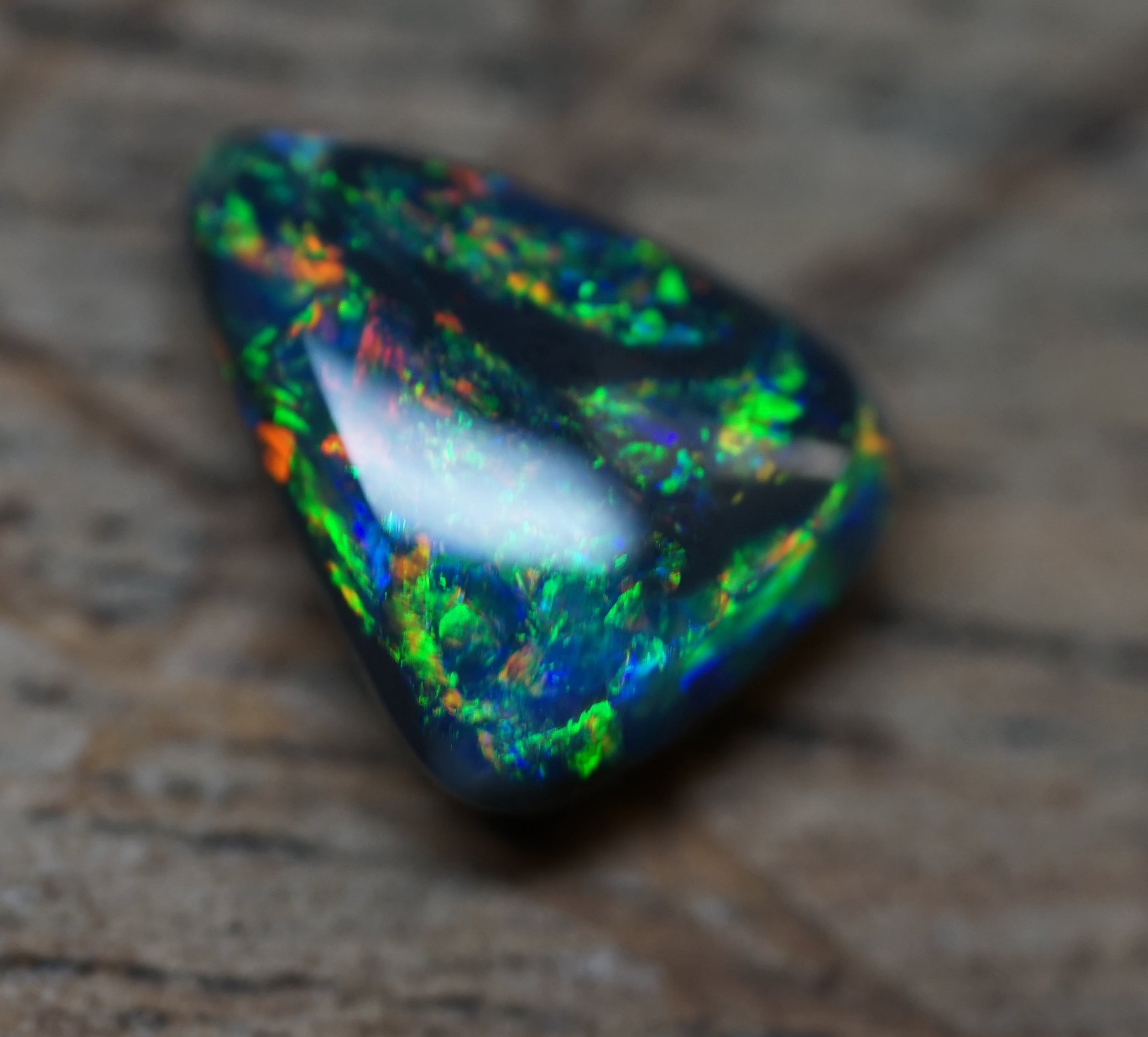 Black Opal - Lightning Ridge - 1.9 Carats. 0008