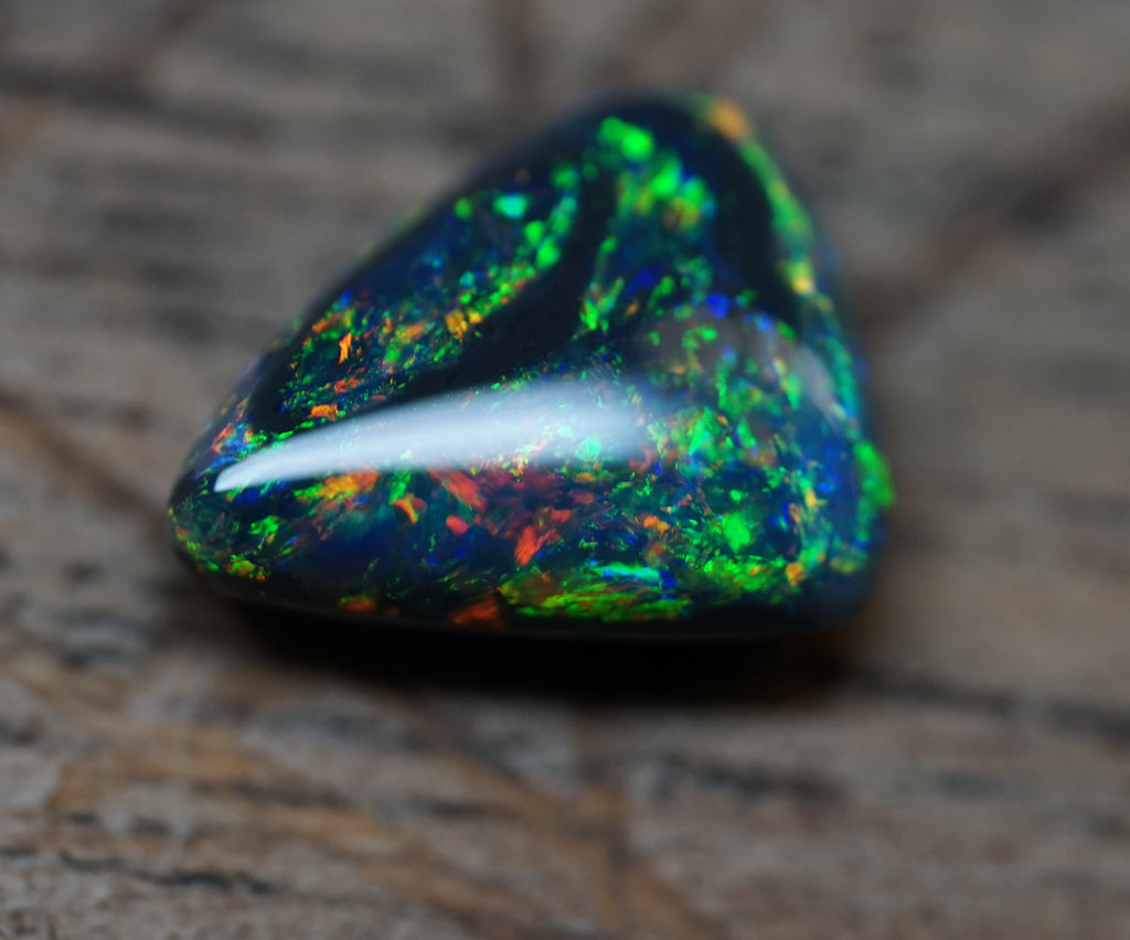 Black Opal - Lightning Ridge - 1.9 Carats. 0008