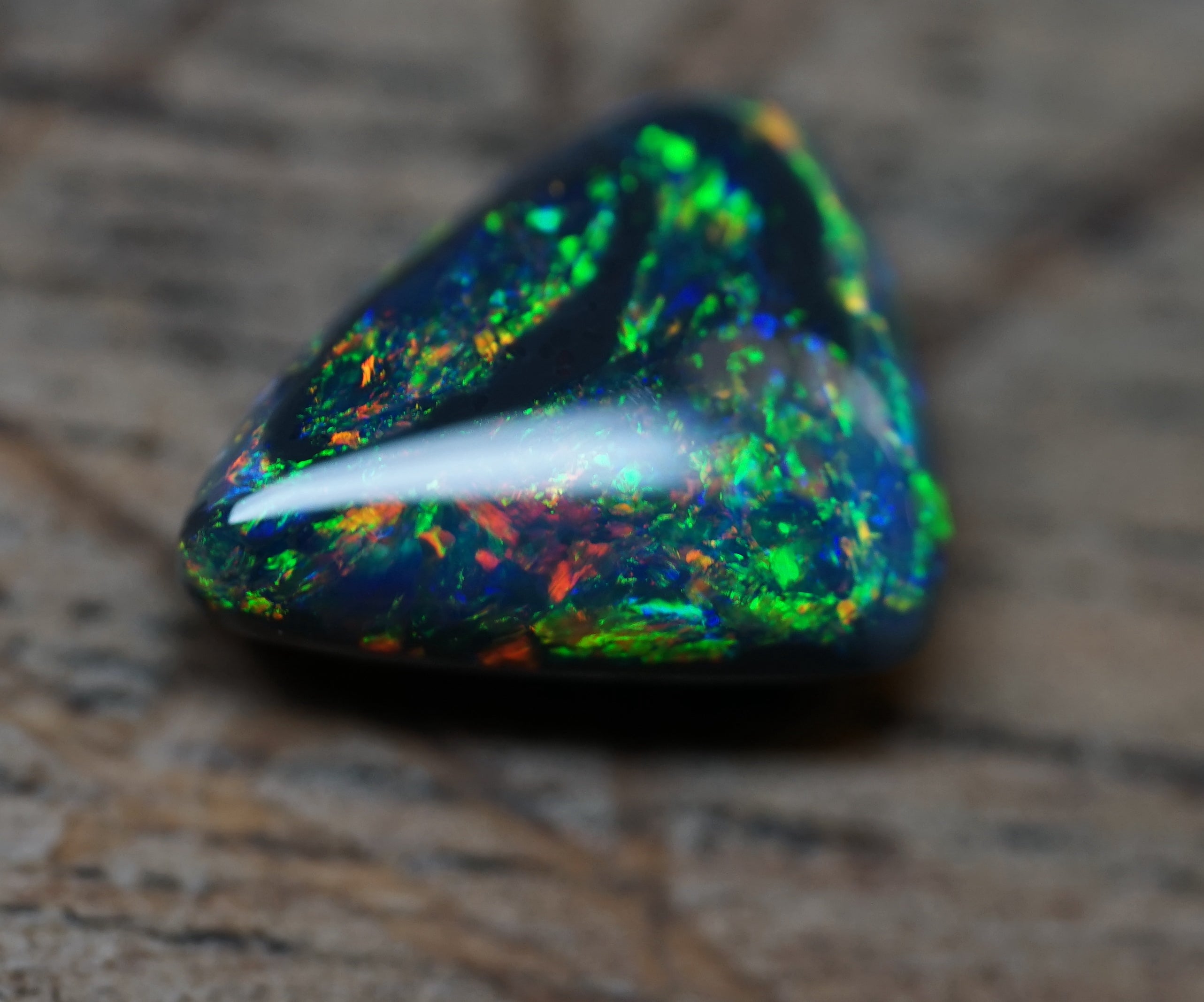 Black Opal - Lightning Ridge - 1.9 Carats. 0008