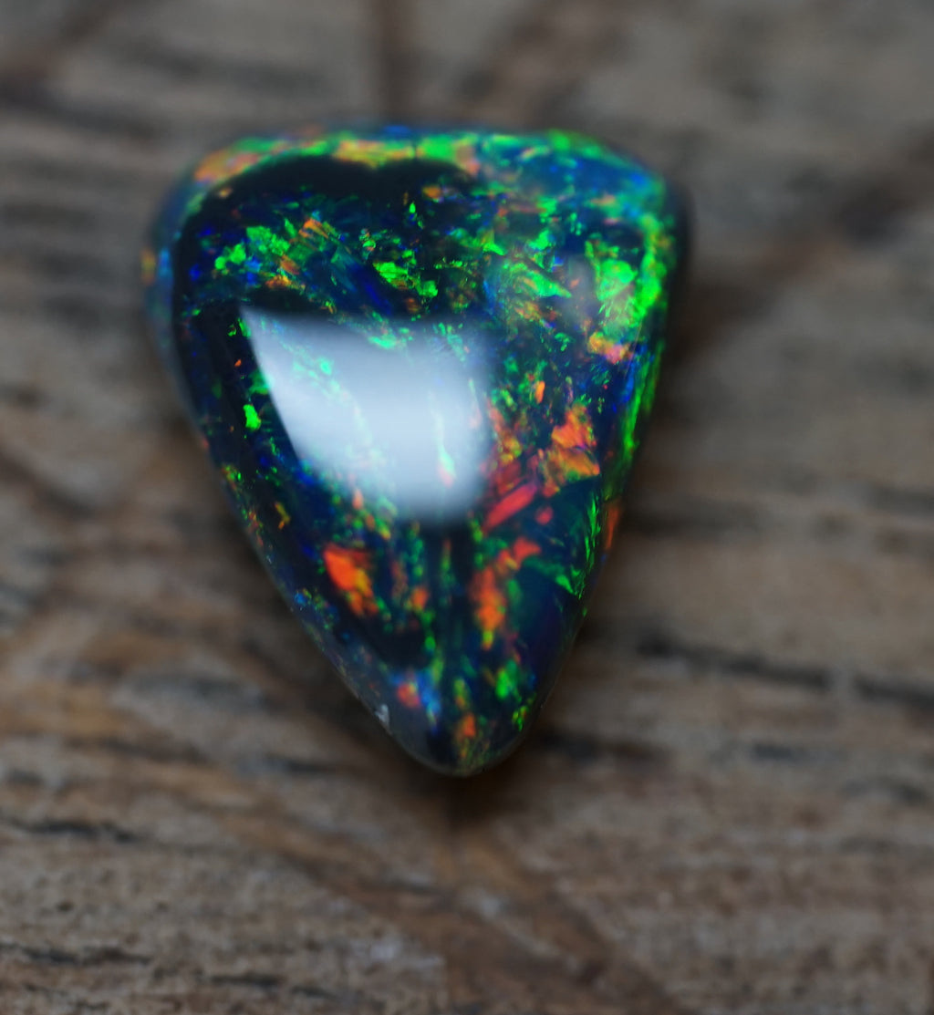 Black Opal - Lightning Ridge - 1.9 Carats. 0008