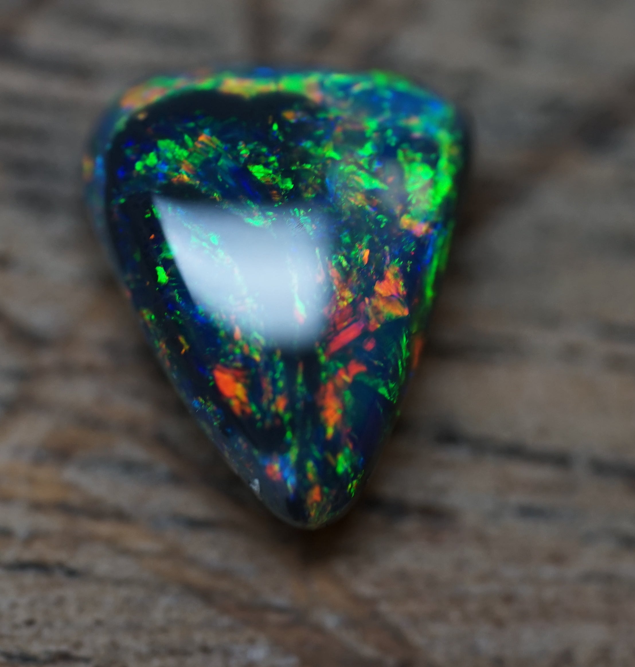 Black Opal - Lightning Ridge - 1.9 Carats. 0008