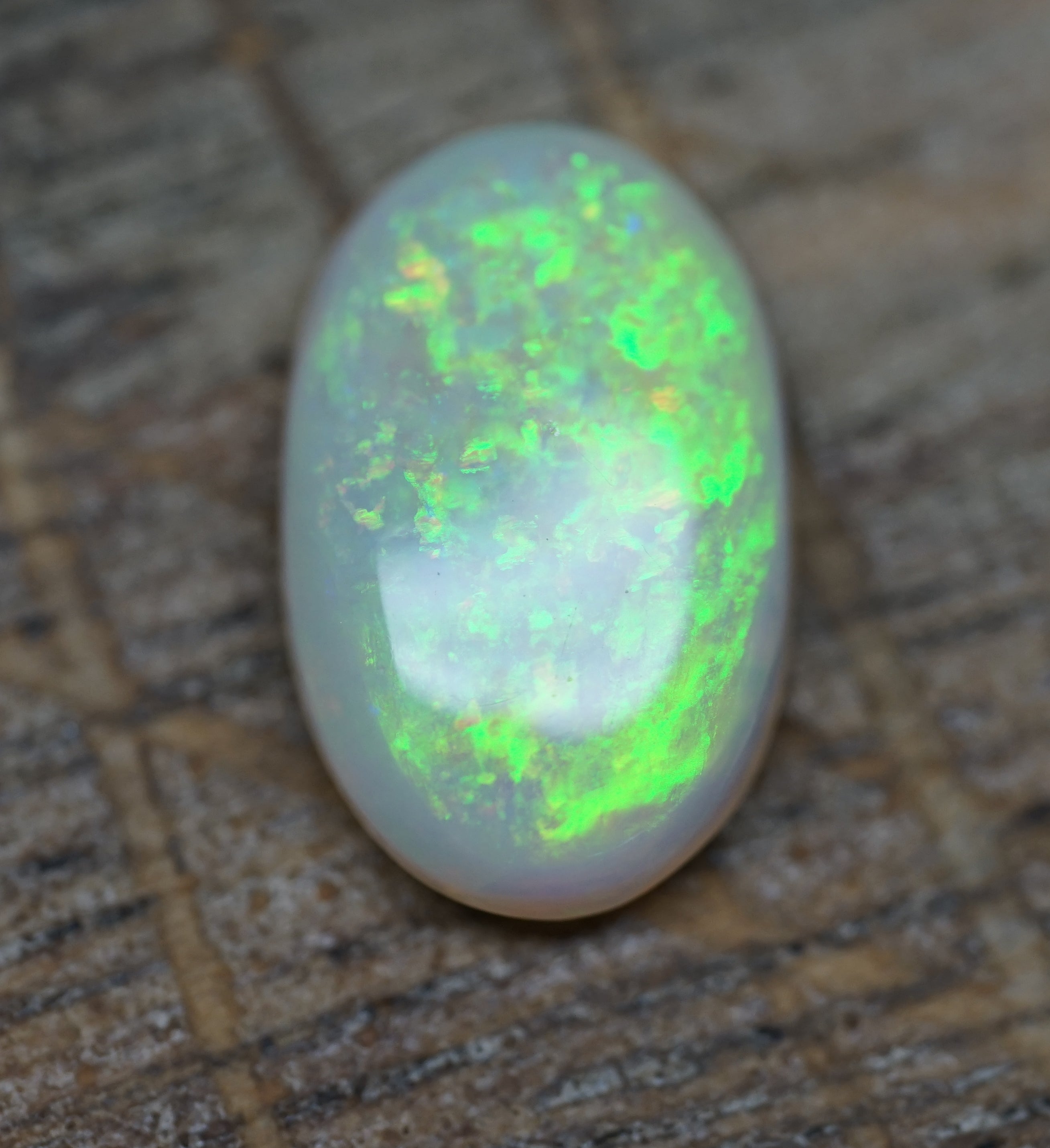 Lambina Bright Green Ringstone - 2.1 Carats. 0040