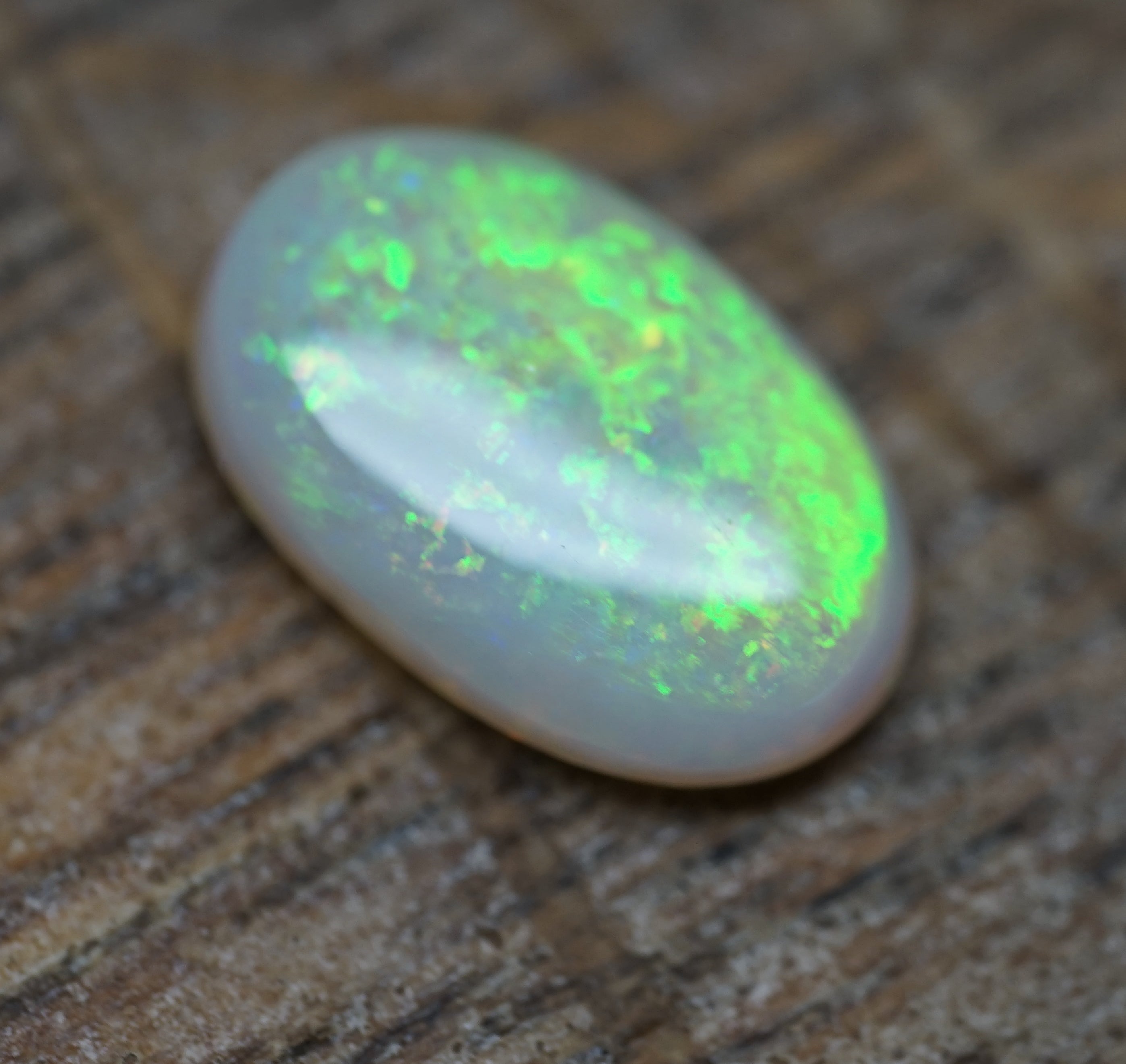 Lambina Bright Green Ringstone - 2.1 Carats. 0040