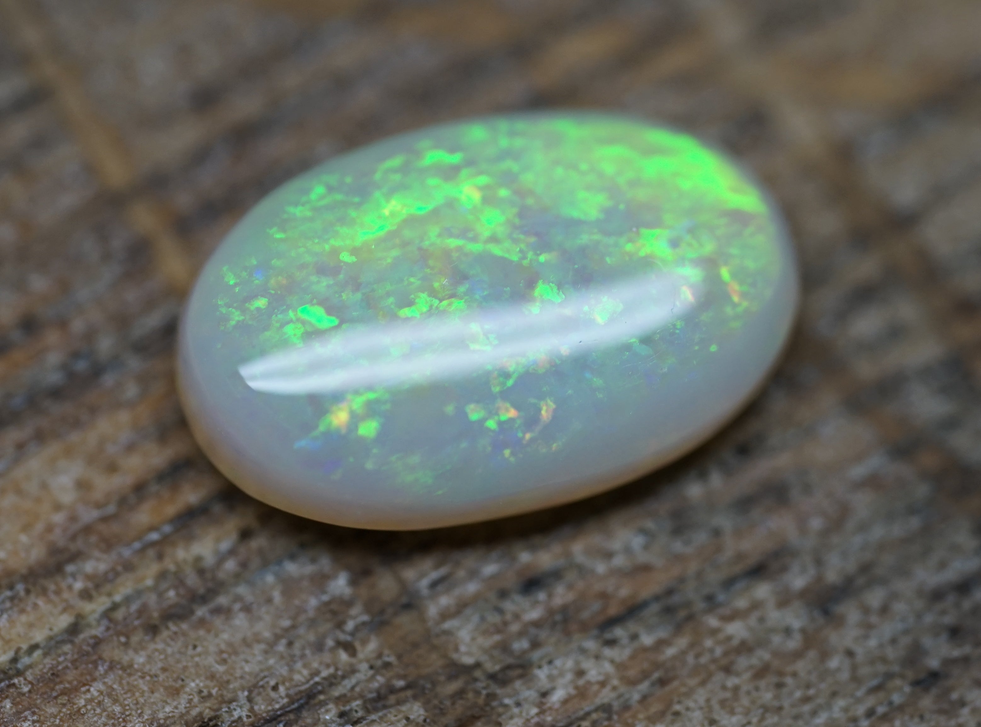 Lambina Bright Green Ringstone - 2.1 Carats. 0040