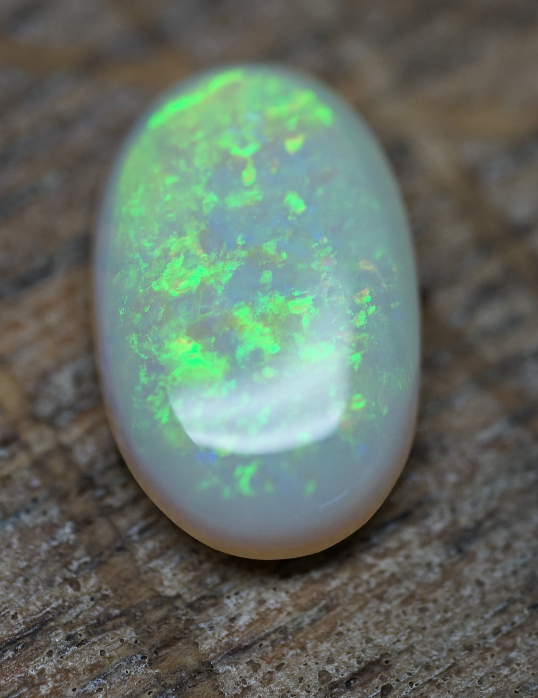Lambina Bright Green Ringstone - 2.1 Carats. 0040