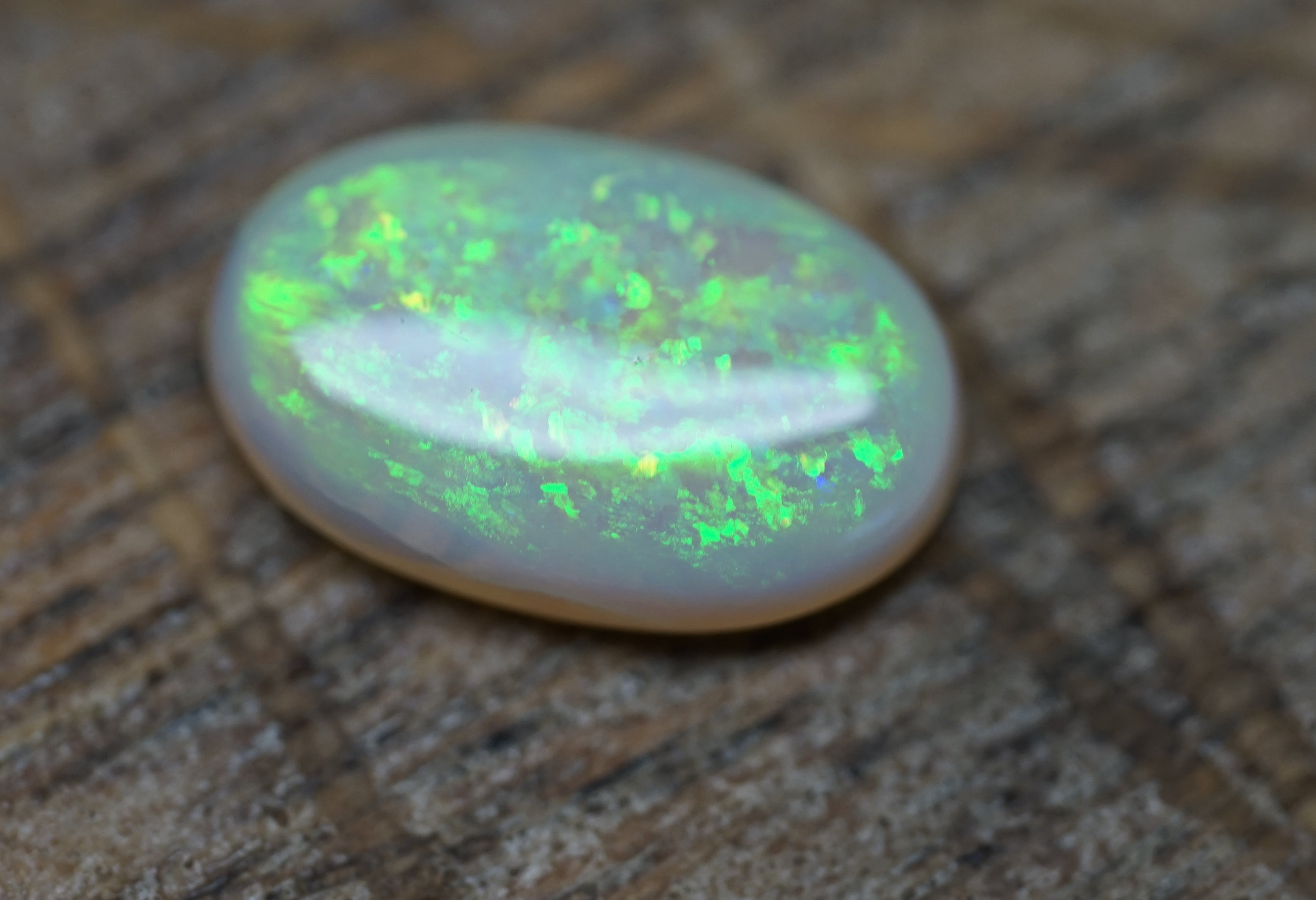 Lambina Bright Green Ringstone - 2.1 Carats. 0040