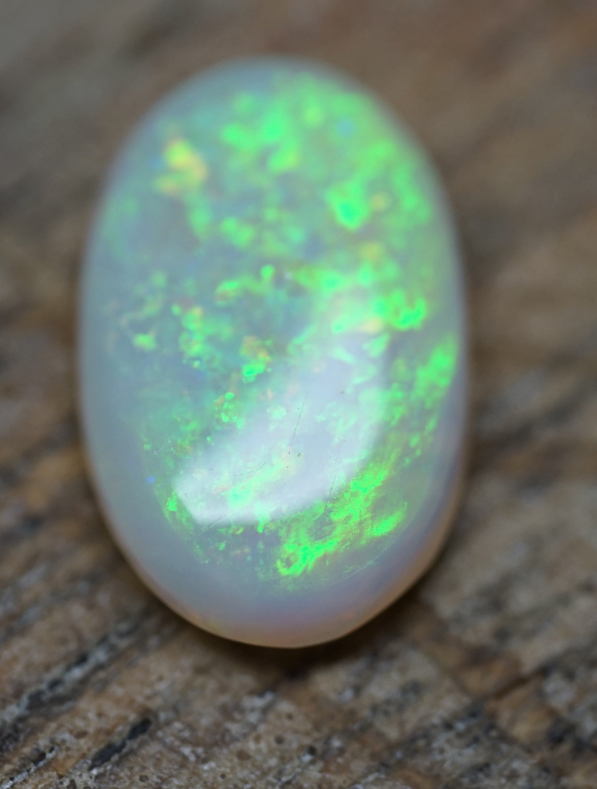 Lambina Bright Green Ringstone - 2.1 Carats. 0040