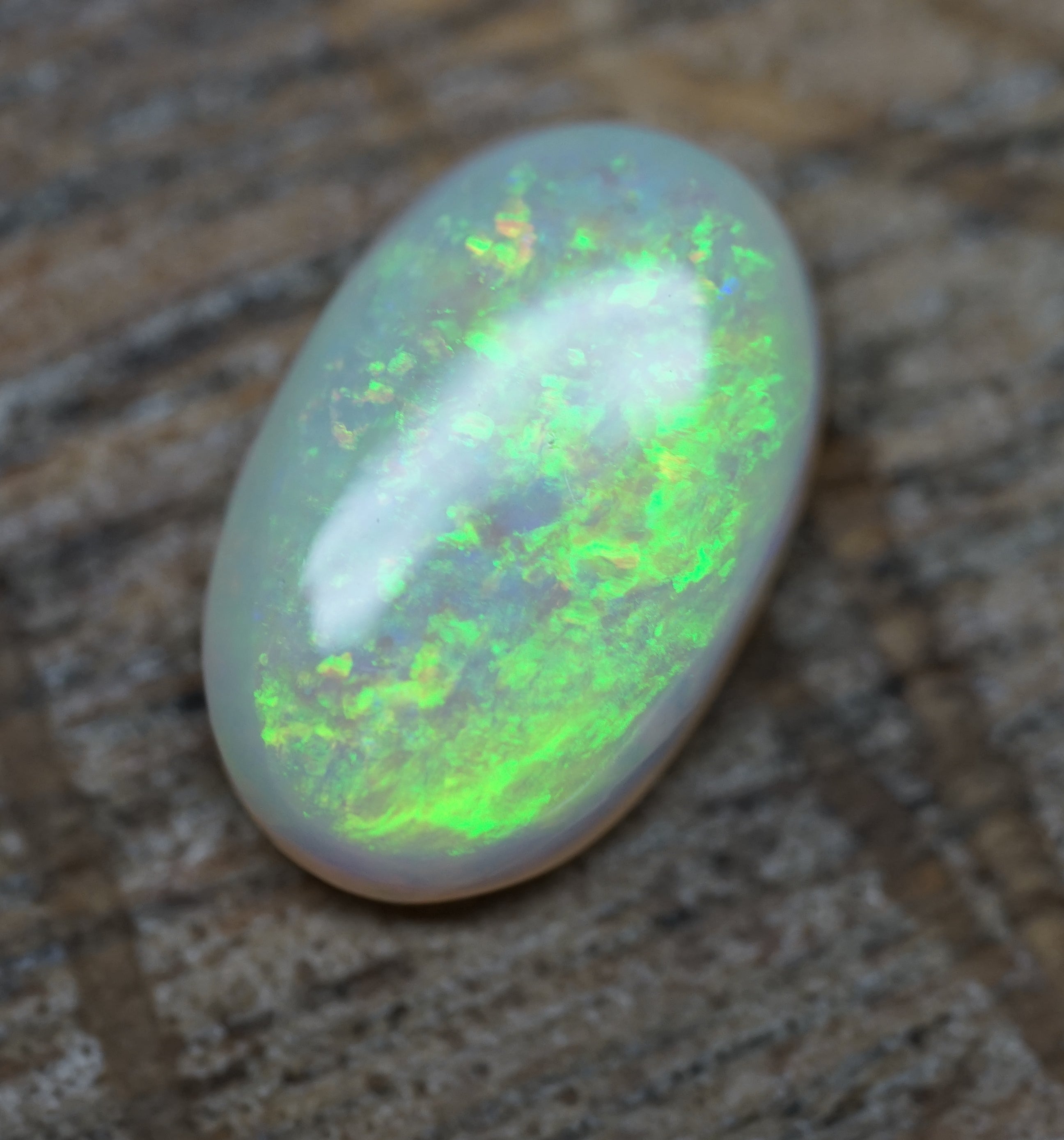 Lambina Bright Green Ringstone - 2.1 Carats. 0040