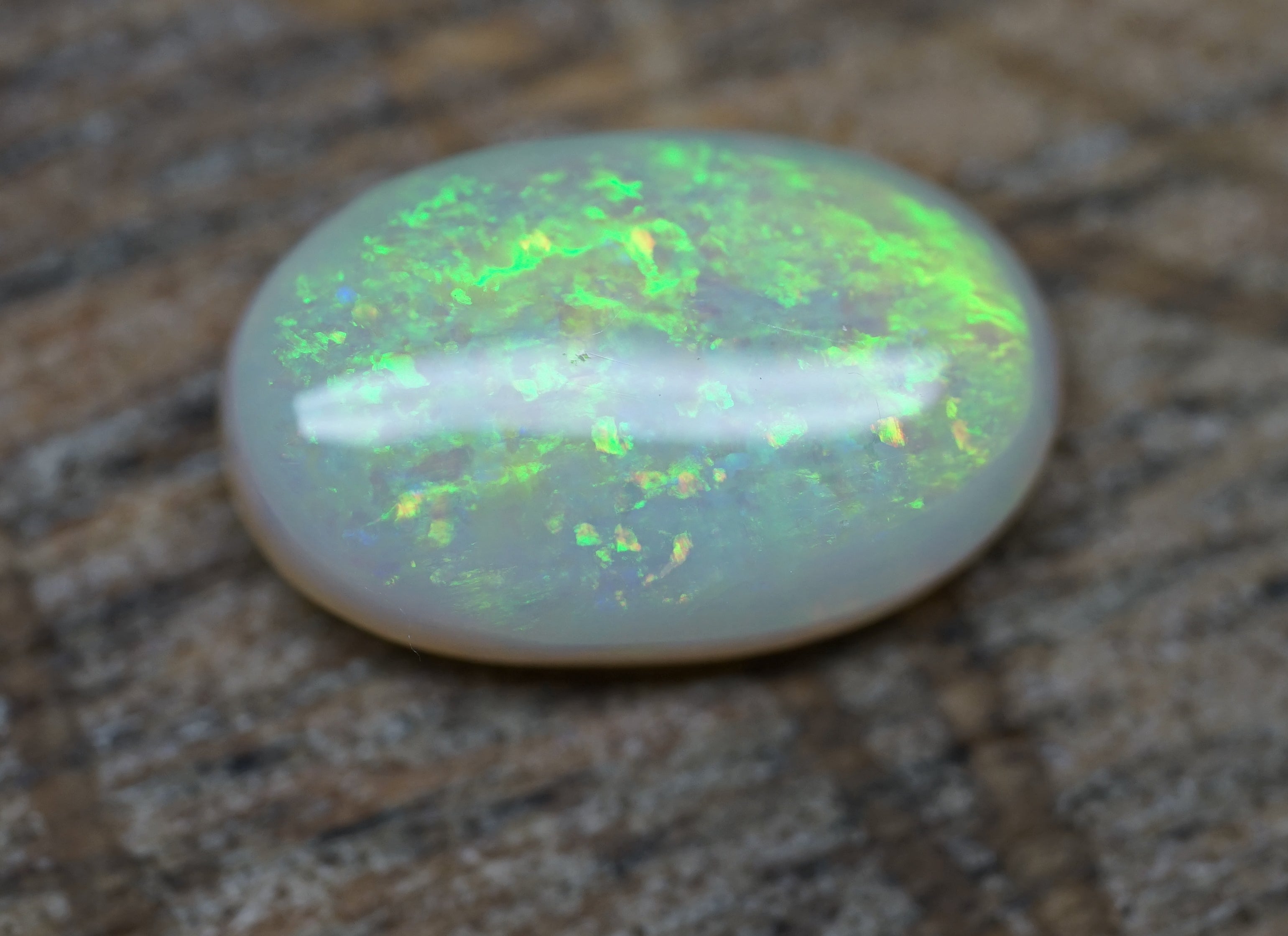Lambina Bright Green Ringstone - 2.1 Carats. 0040